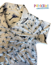 Cargar imagen en el visor de la galería, Pijama infantil de tela suave para pintar con estampados exclusivos de ESTRELLA DE MAR, short y camisa manga corta – Papachoa México