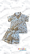 Cargar imagen en el visor de la galería, Pijama infantil de tela suave para pintar con estampados exclusivos de ESTRELLA DE MAR, short y camisa manga corta – Papachoa México