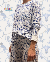 Cargar imagen en el visor de la galería, Pijama adulto de tela suave con estampados exclusivos de CHANGOS, pantalón y manga larga con con cuello redondo – Papachoa México