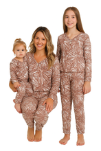 Cargar imagen en el visor de la galería, Pijama infantil de tela suave con estampados exclusivos de FLORES, pantalón y manga larga – Papachoa México
