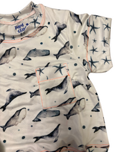 Cargar imagen en el visor de la galería, Pijama infantil de tela suave para pintar con estampados exclusivos de BALLENAS , pantalón y manga corta – Papachoa México