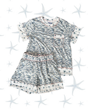 Cargar imagen en el visor de la galería, Pijama infantil de tela suave para pintar con estampados exclusivos de SARDINAS , short  y manga corta   – Papachoa México
