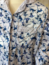 Cargar imagen en el visor de la galería, Pijama infantil  de tela  suave con estampados exclusivos de CHANGOS , pantalón y manga larga CAMISA CUELLO CON BOTONES   – Papachoa México
