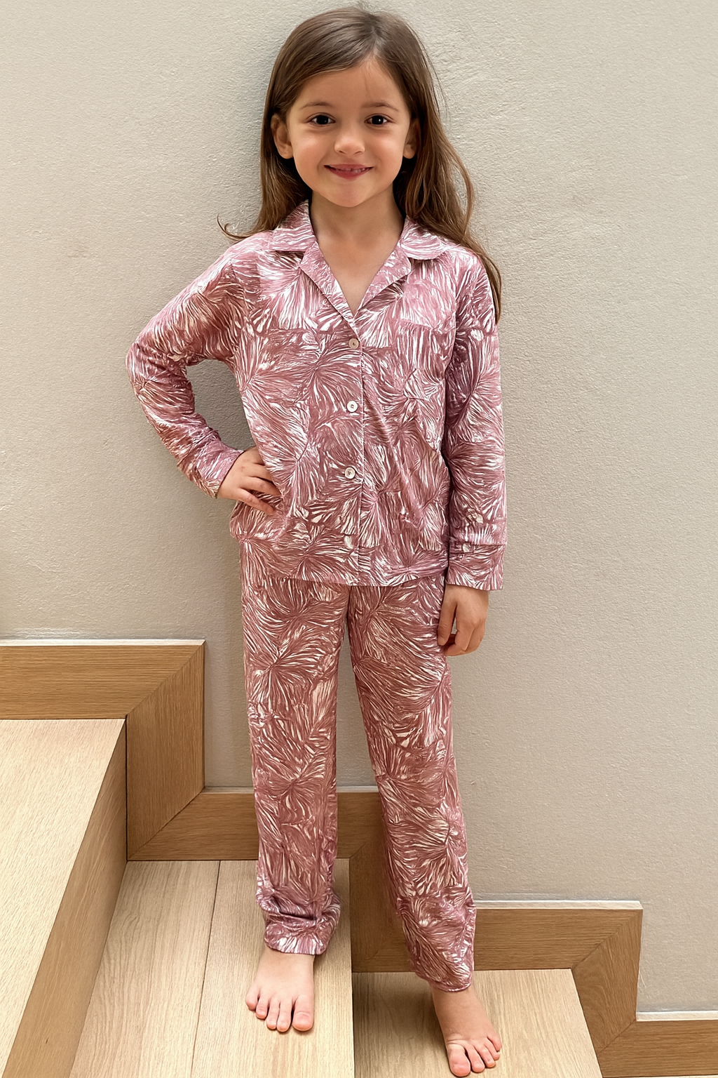 Pijama infantil  de tela  suave con estampados exclusivos de FLORES, pantalón y manga larga con camisa de botones  – Papachoa México