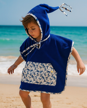 Cargar imagen en el visor de la galería, Ponchos infantiles de toalla azul para natación y salida del agua  | Modelos “CHANGOS” con capucha
