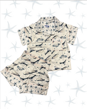 Cargar imagen en el visor de la galería, Pijama infantil de tela suave para pintar con estampados exclusivos de BALLENAS , short  y camisa  manga corta   – Papachoa México
