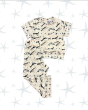 Cargar imagen en el visor de la galería, Pijama infantil de tela suave para pintar con estampados exclusivos de BALLENAS , pantalón   y manga corta   – Papachoa México
