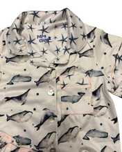 Cargar imagen en el visor de la galería, Pijama infantil de tela suave para pintar con estampados exclusivos de BALLENAS , short  y camisa  manga corta   – Papachoa México
